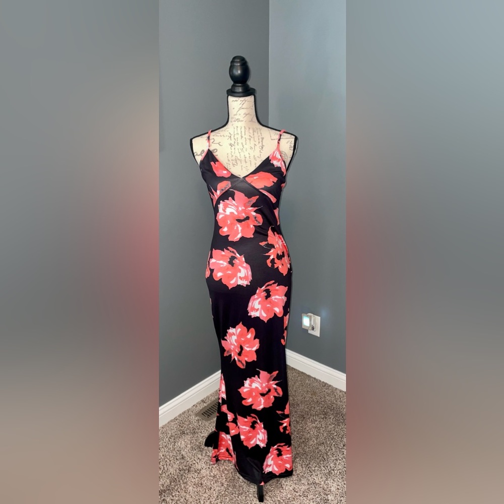 ⭐️Long form fitting flattering red black floral dress with spaghetti straps NWOT